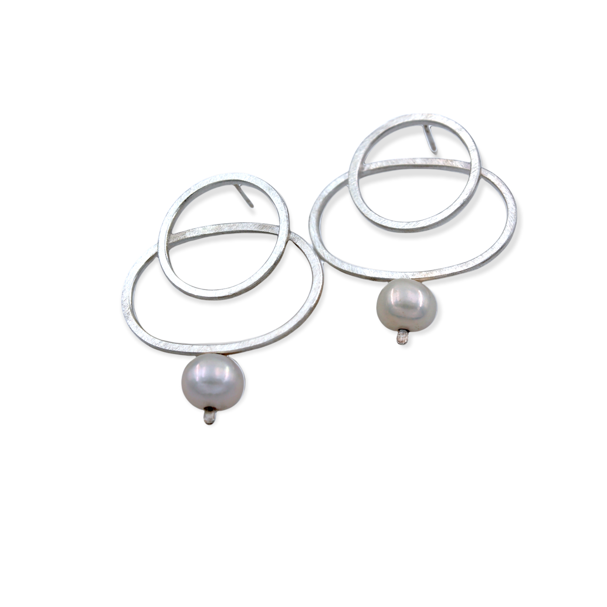 All right earrings with pearls